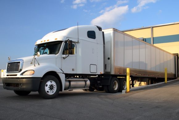 4 things you should know about tractor trailers to prevent a traffic accident